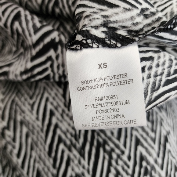 ✨2 for $5✨ Olive & Oak Black and White Patterned Blouse Size XS - Picture 8 of 8